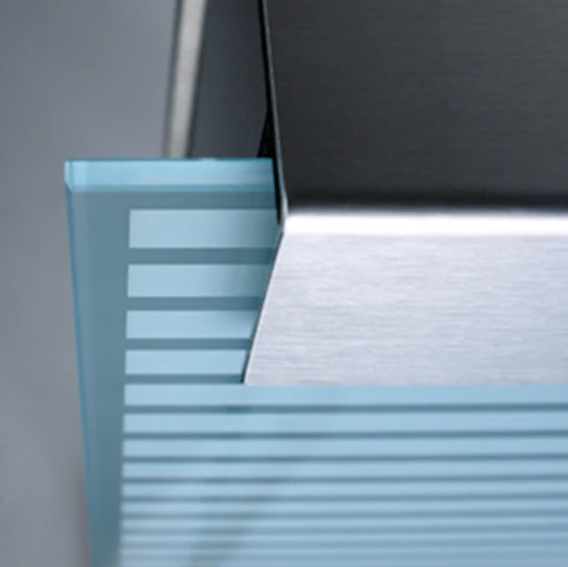 Briefkasten glasnost.glass.white-stripes